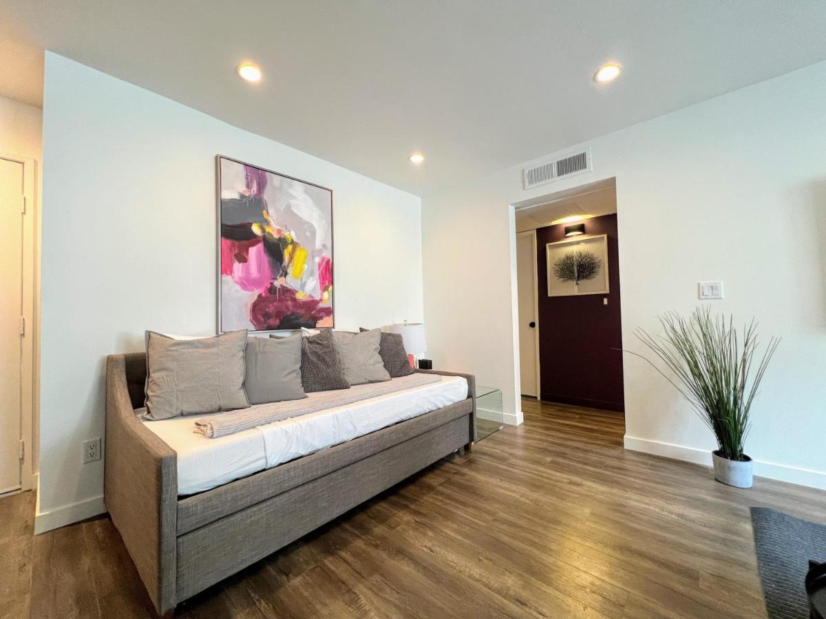 Hollywood Purple Habitat Villa Los Angeles Exterior photo